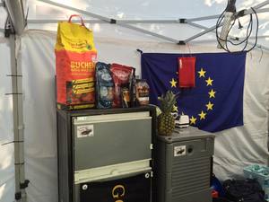Kühlschrank und Kühlboxen mit Europaflagge im Hintergrund