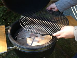 Der Grillrost wird aufgelegt