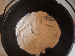 Mit Mehl bestäubter Dutch Oven