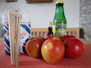 Zutaten: Äpfel, Zucker, Holzstiele und rote Lebensmittelfarbe