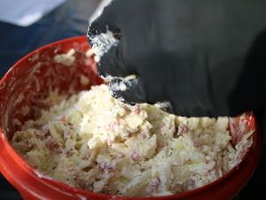 Belag aus Schmand, Zwiebeln, Speck und Käse wird vermengt