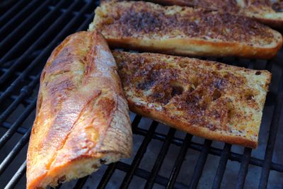 Gegrilltes Baguette mit Chipotle-Butter auf dem Rost