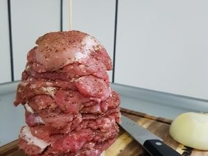 Geschichteter roher Gyros-Spieß