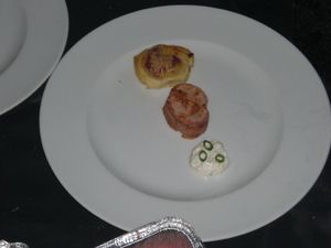 Teller mit Speckröllchen, Kartoffeltaler und Dip