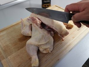 Das Hähnchen wird aufgeschnitten und flach gedrückt
