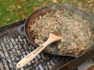 Fertige Pilzpfanne auf dem Grill