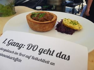 Menükarte erster Gang „DO geht das“ mit Gulasch im Brot
