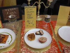 Showteller mit handbeschriftetem Schild auf goldener Tischdeko