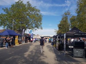 Gasse zwischen den schwarzen Pavillons der Teams