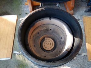Keramikgrill mit Räucherspirale von oben