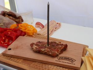 Mariniertes Nackensteak auf einem Spieß auf der Holzplanke