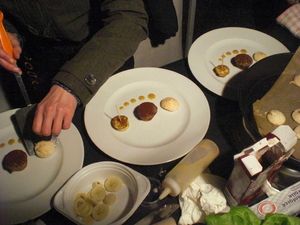 Anrichten mehrerer Teller mit Saucenpunkten und kleinen Portionen