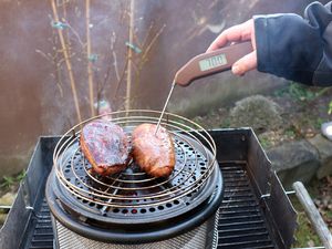 Die Kerntemperatur der Entenbrust wird gemessen