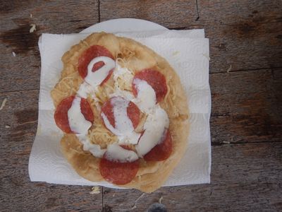 Lángos mit Schmand, Salami und Käse