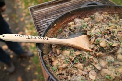 Pilzpfanne mit GourMonds-Holzlöffel in der Gusseisenpfanne