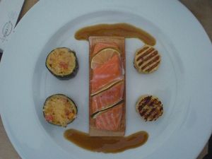 Showteller mit Lachs auf Holzbrett und gegrillten Gemüsescheiben