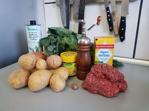 Zutaten: Wirsing, Kartoffeln, Hackfleisch, Öl, Salz und Brühe