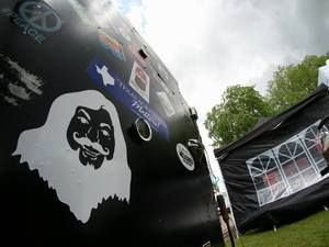 Schwarzer Wagen mit Aufklebern von Grillteams