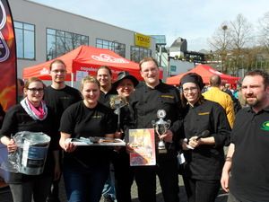 Das Team mit Pokal und Urkunde nach der Siegerehrung