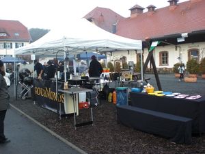 Unser Pavillon mit Grills und Arbeitstischen auf dem Veranstaltungsgelände