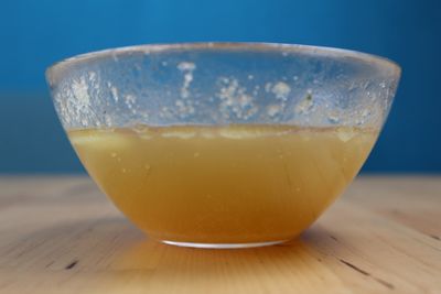 Klare Hühnerbrühe in einer Glasschüssel
