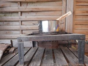 Topf auf einem Gaskocher im Garten