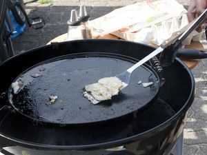 Die Grillplatte wird mit dem Pfannenwender gereinigt