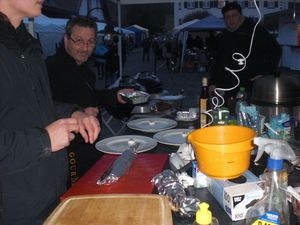 Teammitglied beim Arbeiten am Grillstand im Pavillon