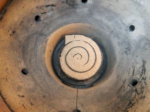 Räuchermehl-Spirale im Keramikgrill