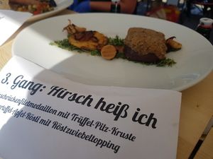 Menükarte dritter Gang „Hirsch heiß ich“ vor dem Teller