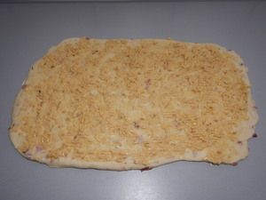 Teig mit Röstzwiebeln bestreut