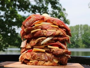 Fertig geschichtetes Türmchen vor dem Grillen