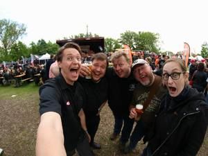Selfie von Teammitgliedern mit Bier vor der Menge