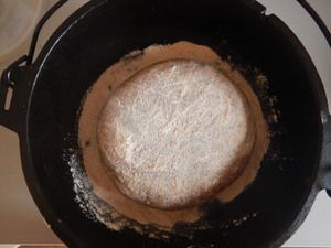 Brotteig mit Mehl bestäubt im Dutch Oven