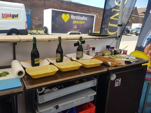 Arbeitsplatte mit Flaschen, Schalen und Küchenrolle