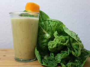 Fertiges Dressing im Glas neben einem Salatkopf