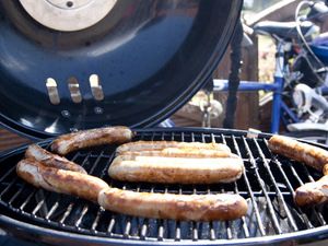 Bratwürste auf dem Rost