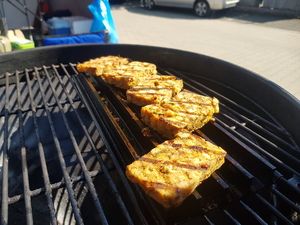 Käsescheiben mit Grillstreifen auf dem Rost