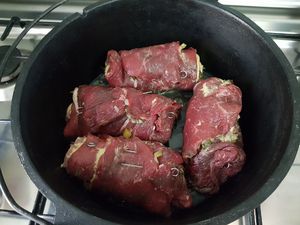 Rouladen werden im Dutch Oven angebraten