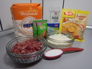 Zutaten: Mehl, Hefe, Zwiebelsuppe, Speckwürfel und Schmand