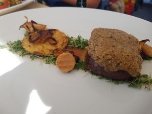 Teller mit Hirsch unter Trüffel-Pilz-Kruste, Rösti und Pilzen