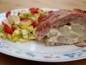 Spargelbombe in Scheiben mit Salat auf einem Teller