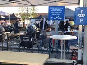 Unser Arbeitsplatz im Pavillon neben einem Parkplatzschild