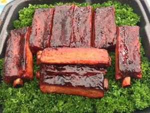 Juryschale mit glasierten Spareribs
