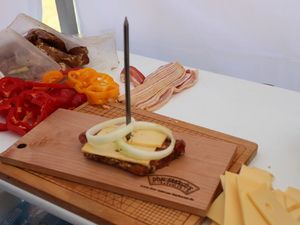 Zwiebelringe auf dem Käse