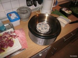 Cobb-Grill auf der Küchenarbeitsplatte