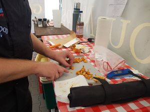 Zutaten werden auf einem rot-weiß karierten Tisch geschnitten