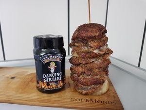 Fertiger Gyros-Spieß neben der Gewürzdose