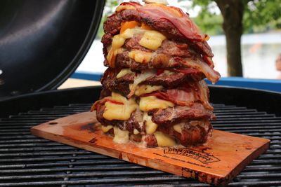 Windecker Türmchen: geschichteter Fleischturm auf einer Holzplanke auf dem Grill