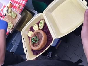 Juryportion Gulasch im Brot in der Styroporbox